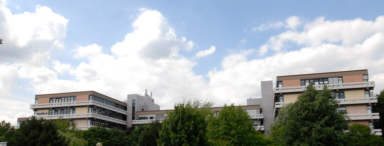 Emil-Figge-Straße 50 Emil-Figge-Straße 50 mit Wolken und grünen Bäumen im Hintergrund